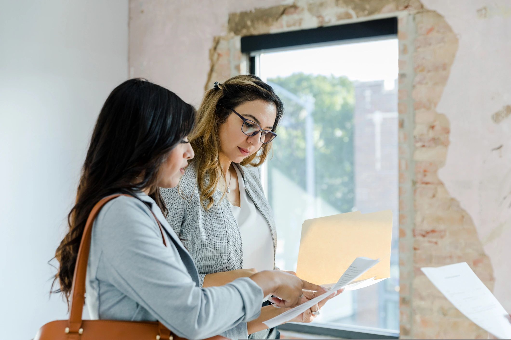Asesor inmobiliario apoyando a una clienta